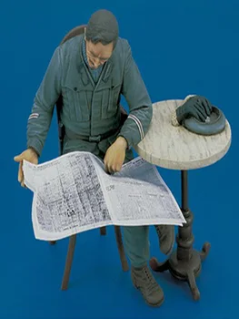 В разобранном виде 1/16 старинного офицера включает письменный стол (БЕЗ КАРТЫ), наборы миниатюрных моделей из смолы, Неокрашенные